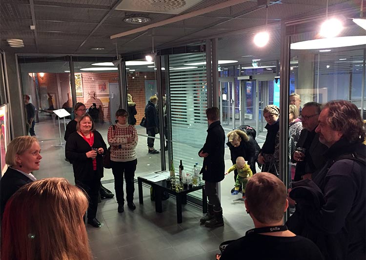 N&auml;yttelyss&auml; Kuvanveist&auml;j&auml; Kari Huhtamo tuo esille taiteilijan n&auml;k&ouml;kulman julkiseen taiteeseen.